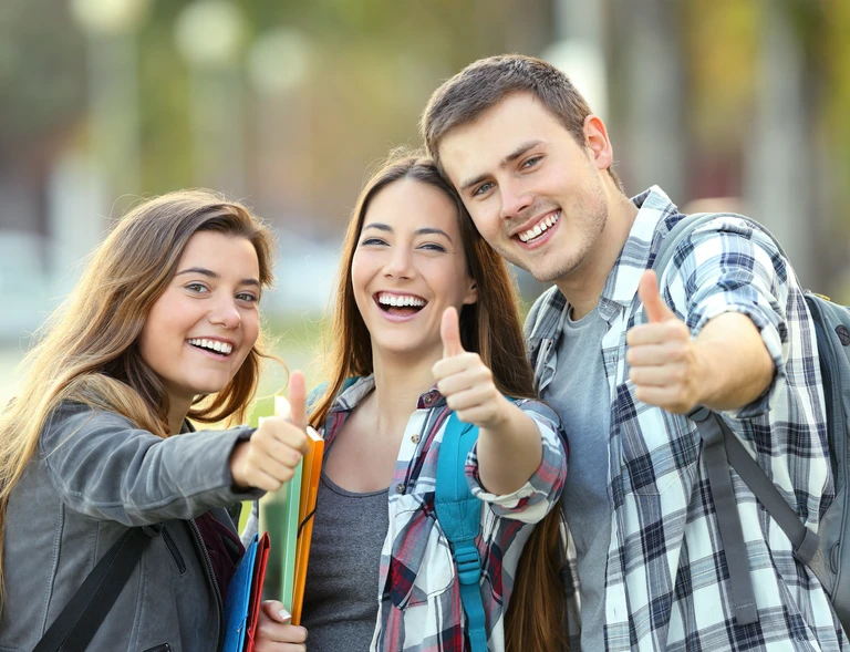 studenci z kciukami w górze